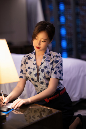 班花脱下蕾丝小裤裤让我猛干她